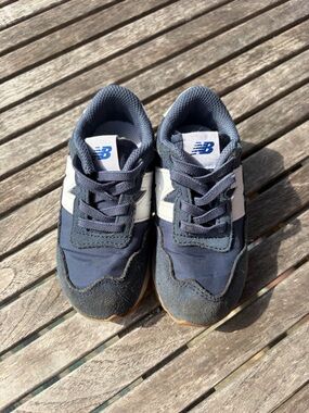 New Balance Kids Navy and White 237 Slip-on Elastic Laces Bungee Sneakers size 8